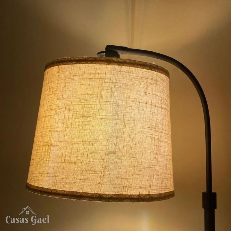 Luminária de Chão Ajustável com Cúpula em Linho