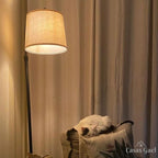 Luminária de Chão Ajustável com Cúpula em Linho