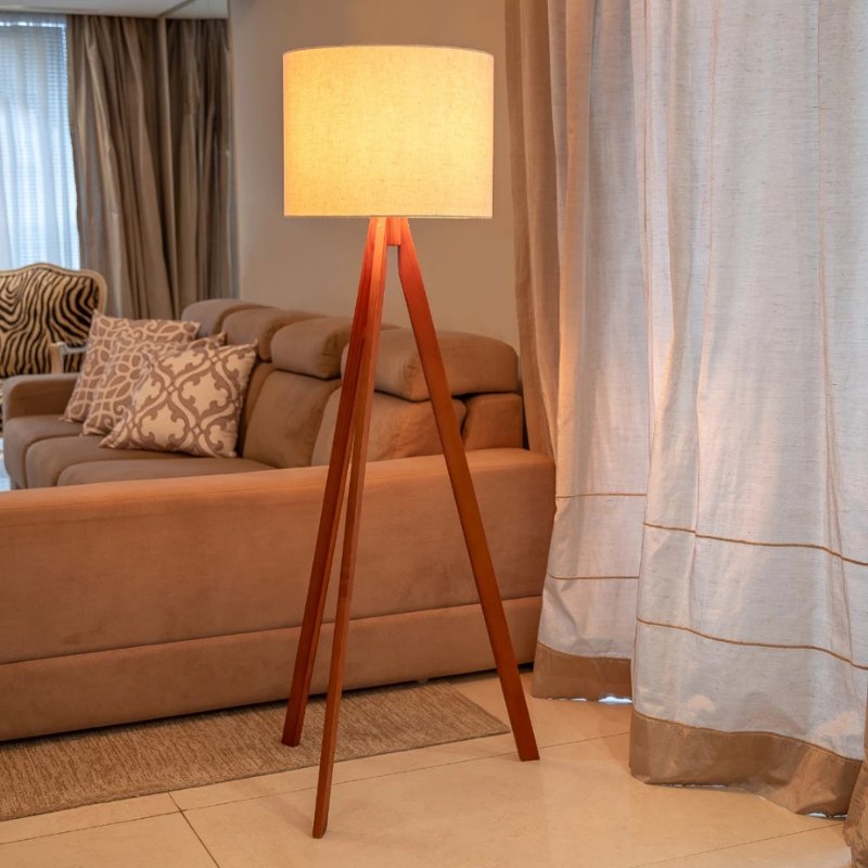 Luminária de Chão com Tripé em Madeira e Linho