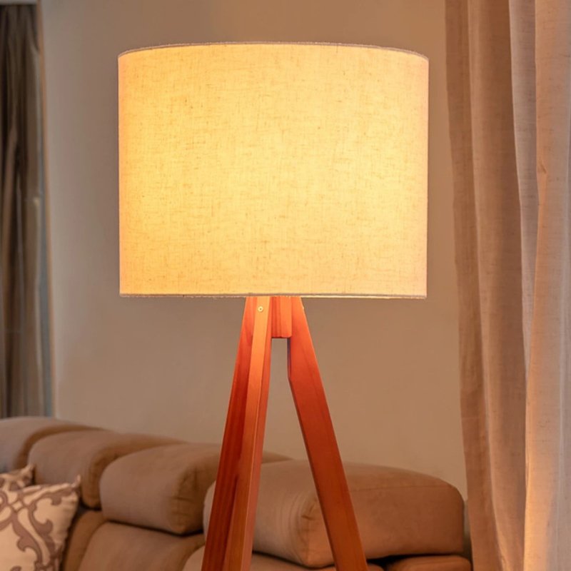 Luminária de Chão com Tripé em Madeira e Linho